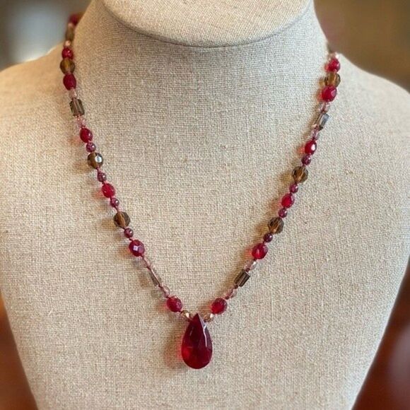 Red Faceted Teardrop Beaded Necklace 15”- 17” Long - Picture 1 of 3